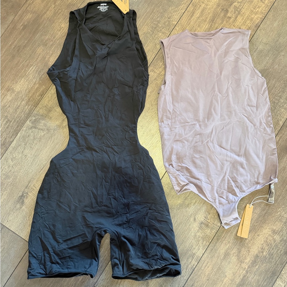 SKIMS BODYSUIT AND ONSIE SET M NWT -